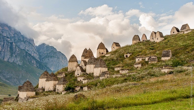 " Thành phố của cái chết" Dargavs nằm ở Bắc Ossetia, Nga. Những câu chuyện, truyền thuyết đầu tiên về Dargavs được cho là có từ thế kỷ 14.