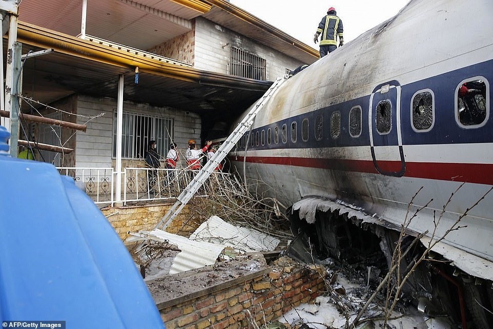 Theo báo chí địa phương, chiếc  máy bay chở hàng hạng trung Boeing B707 mang theo 16 người từ Bishkek, Kyrgyzstan bị rơi sau khi phi công phát hiện hạ cánh nhầm sân bay quốc tế Payam, tỉnh Alborz, gần thủ đô Tehran của Iran. Ảnh: Getty