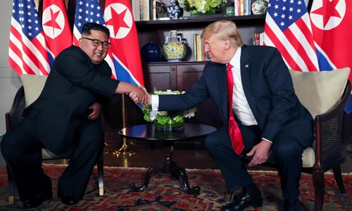 Ngày 12/6/2018 đã trở thành sự kiện lịch sử khi Tổng thống Mỹ Donald Trump và Chủ tịch Kim Jong-un của CHDCND Triều Tiên tham dự  hội nghị thượng đỉnh Mỹ - Triều lần đầu tiên tổ chức tại Singapore. Cái bắt tay lịch sử giữa hai nhà lãnh đạo Mỹ và Triều Tiên đã trở thành tâm điểm chú ý của dư luận.