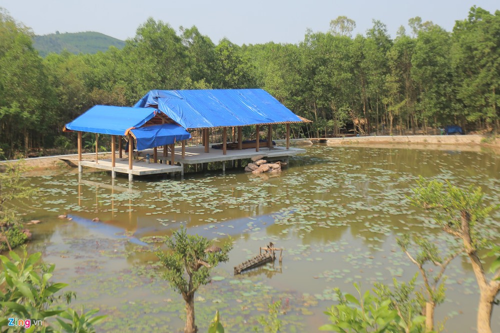 Trên đồi Hóc Nhộng, Hóc Đèn thuộc thôn Trà Lý, xã Duy Sơn, Huyện Duy Xuyên (Quảng Nam), nhiều hạng mục như nhà ở, nhà ăn, chòi canh của một  khu nghỉ dưỡng sinh thái được xây dựng tại đây.