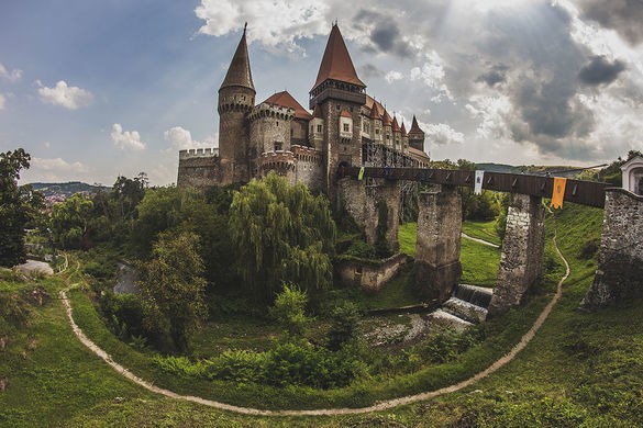 Nằm ở Transylvania, Romania, lâu đài Corvin nổi tiếng thế giới còn gọi là Hunedoara hoặc Hunyadi. Lâu đài cổ kính này gắn liền với câu chuyện về " bá tước Dracula".