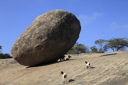 " Hòn đá của Chúa" (Vaanirai Kal) nằm ở Mahabalipuram, phía Nam Ấn Độ được thế giới biết đến khi "thách thức" định luật vật lý cũng như thời gian.