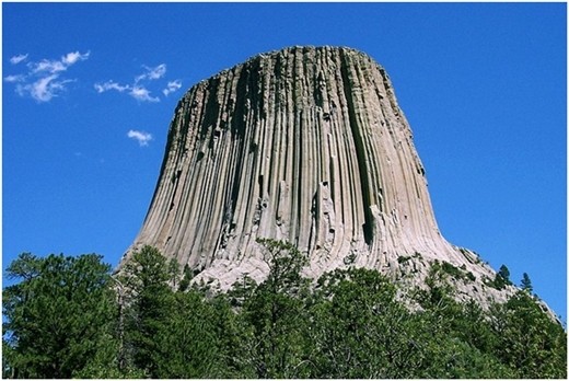 Nằm ở quận Crook, phía đông bắc bang Wyoming,  Tháp Quỷ (Devils Tower) cao hơn 386m so với địa hình xung quanh và đỉnh của nó cao 1.558m so với mực nước biển.