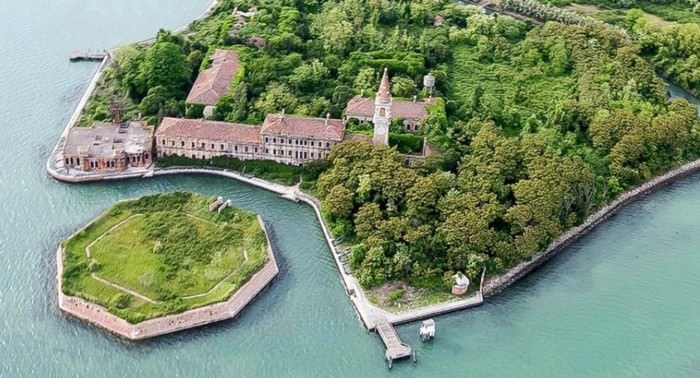  Hòn đảo "ma ám" Poveglia nằm giữa Venice và Lido trong phá Venezia, phía Bắc Italy. Địa điểm u ám này được nhớ đến là nơi xảy ra nhiều sự kiện chết chóc rùng rợn.