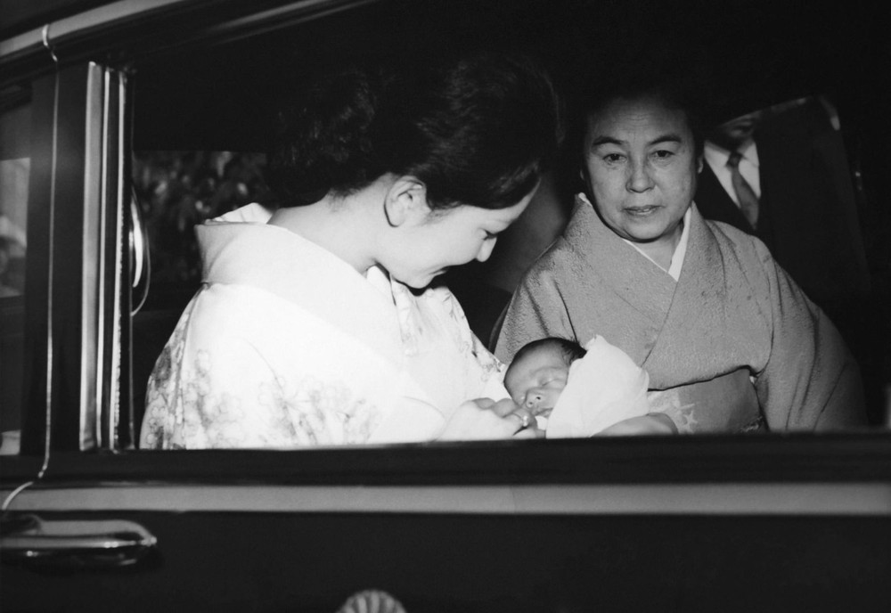 Vào tháng 2/1960,  tân Nhật hoàng Naruhito chào đời tại Tokyo. Trong ảnh là nhà vua tương lai của Nhật Bản khi còn nhỏ nằm ngoàn trong vòng tay của mẹ - Hoàng hậu Michiko.