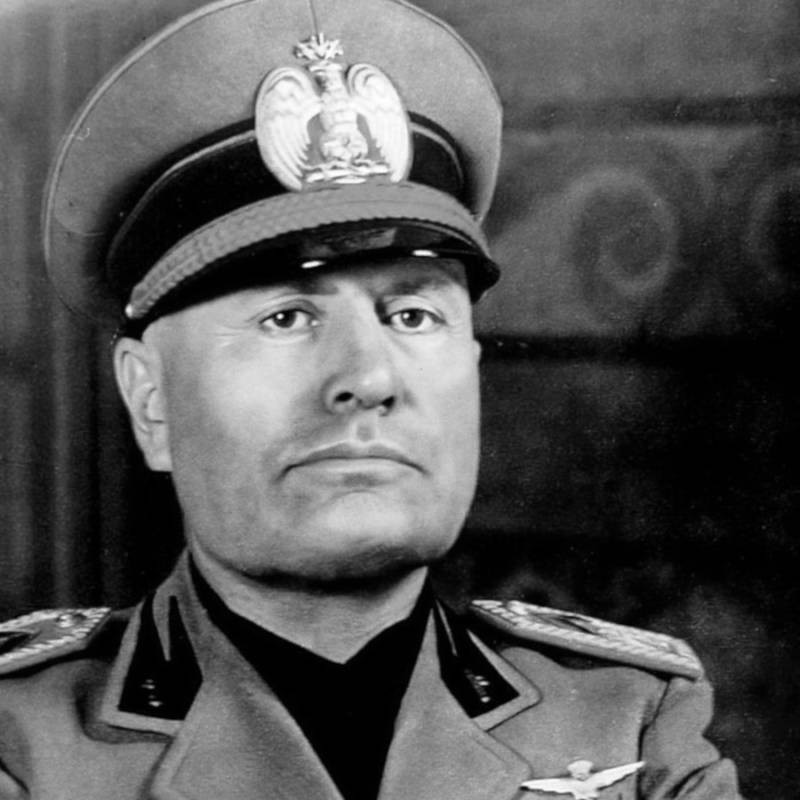  Nhà độc tài   Benito Mussolini là đồng minh thân cận của Hitler trong Chiến tranh thế giới 2. Trong thời gian cầm quyền tại Italy, Mussolini gây ra nhiều tội ác trong đó có việc đẩy Italy vào Thế chiến 2.