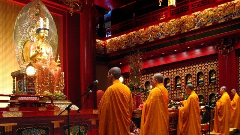  Đại lễ Phật đản (Vesak 2019) diễn ra từ sáng 12/5 - 14/5 tại chùa Tam Chúc, tỉnh Hà Nam với nhiều hoạt động văn hóa cùng sự tham gia của hàng ngàn người ở nhiều nước trên thế giới. Trong mùa Phật đản, phật tử và người dân nên làm một số việc để được bình an và tích lũy công đức.