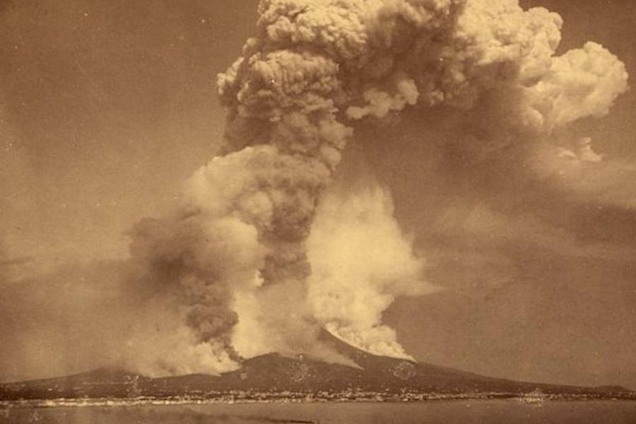  Thảm họa núi lửa Krakatoa xảy ra ngày 27/8/1883 được ghi nhận có sức công phá lớn gấp 10.000 lần bom nguyên tử ném xuống thành phố Hiroshima của Nhật Bản năm 1945.