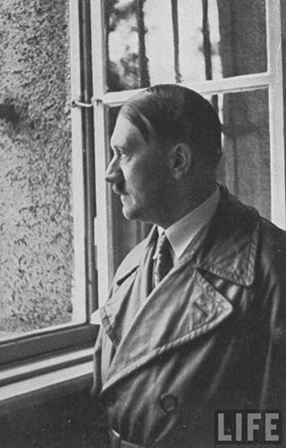 Một trong những nhân vật đáng chú ý bên cạnh trùm phát xít Hitler là Dietrich Eckart.