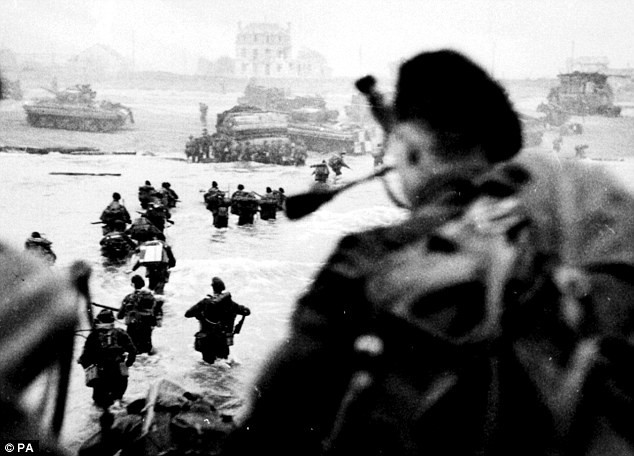  Cuộc đổ bộ D-Day năm 1944 là một bước ngoặt lớn của quân đồng minh trong cuộc chiến với phát xít Đức. Trong sự kiện này, trùm phát xít Hitler và Đức quốc xã bị quân đồng minh đánh lừa ngoạn mục.