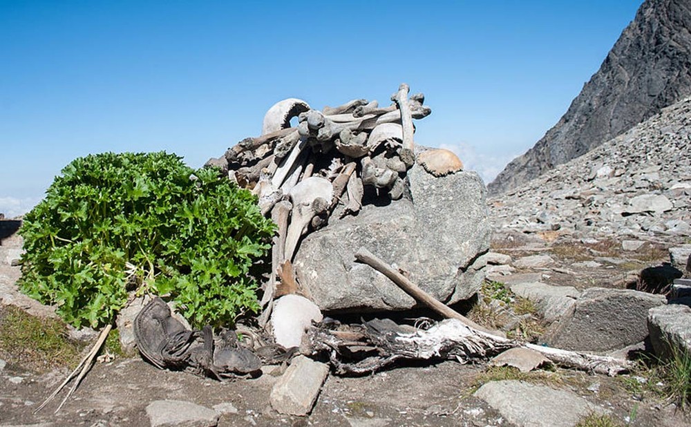 Hồ Roopkund ở Ấn Độ nằm ở độ cao 5.029m so với mực nước biển trên đỉnh Himalaya hùng vĩ. Nơi đây còn được biết đến với biệt danh  hồ xương người vô cùng rùng rợn. Tên gọi này xuất phát từ bí mật "đen tối" được cất giấu dưới đáy hồ Roopkund.