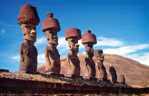 Nằm ở Chile,  đảo Phục Sinh còn có tên gọi Rapa Nui (trong tiếng bản địa) và Isla de Pascua (theo tiếng Tây Ban Nha). Hòn đảo này được nhà thám hiểm người Hà Lan Jacob Roggeveen phát hiện năm 1722.