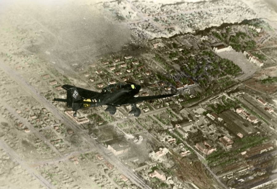 Vào tháng 10/1942, máy bay Junkers Ju 87 "Stuka" của phát xít Đức ném bom oanh tạc thành phố Stalingrad của Liên Xô. Trong  Thế chiến 2, Hitler và Đức quốc xã bất ngờ tấn công xâm lược Liên Xô.