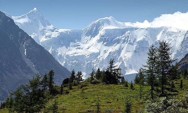  Dãy núi Altai là một trong những khu vực núi quan trọng nhất ở Trung Á và Siberia. Trải dài hơn 2.000 km, dãy núi Altai nằm trên lãnh thổ của 4 quốc gia gồm: Nga, Kazakhstan, Mông Cổ và Trung Quốc.