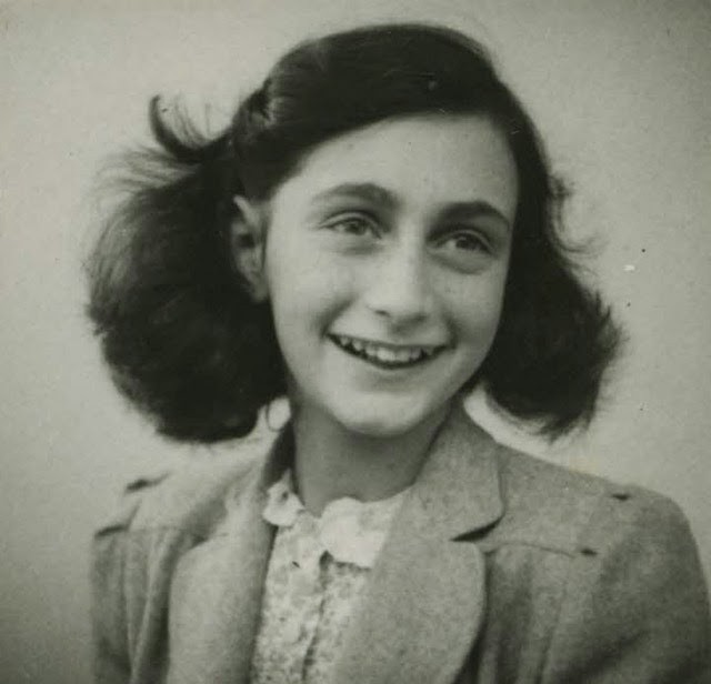  Cuốn nhật ký của Anne Frank là một trong những tác phẩm được công chúng thế giới biết đến rộng rãi. Trong cuốn nhật ký ấy, cô bé người Do Thái làm lay động trái tim hàng triệu độc giả với những lời tâm sự lạc quan, trong sáng và mộc mạc.