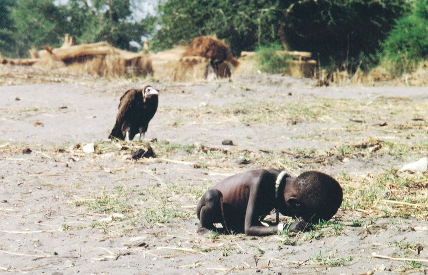 Kevin Carter được người đời nhớ đến với bức ảnh mang tên "Kền kền chờ đợi" giành giải thưởng Pulitzer năm 1994.  Bức ảnh lịch sử này có sức ảnh hưởng dư luận lớn.