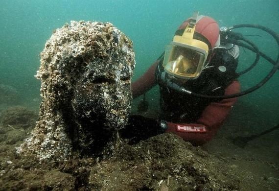 Thành phố Heracleion hay còn gọi Thonis-Heracleion được người đời nhớ đến là "vương quốc đã mất" của  Nữ hoàng Ai Cập Cleopatra. Nguyên do là vì Heracleion chính là nơi Cleopatra được phong làm Nữ hoàng.