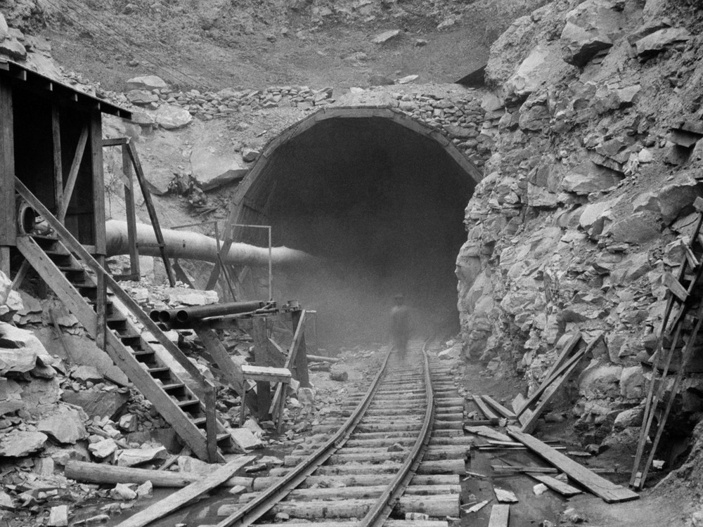 Dự án Địa đạo tổ chim ưng (Hawks Nest Tunnel) của Công ty Union Carbide and Carbon Corp nằm ở sông New, cạnh cây cầu Gauley, phía Tây Nam tiểu bang Virginia đã thu hút hàng ngàn  thợ mỏ Mỹ đến làm việc trong thời kỳ Đại khủng hoảng (1929 - 1939).