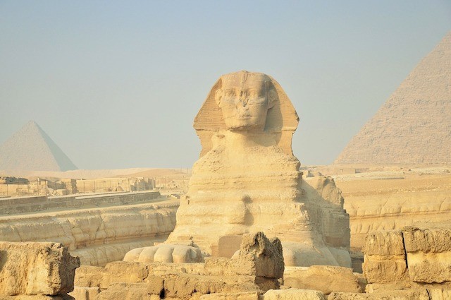 The Great Sphinx of Giza -  tượng nhân sư khổng lồ nằm trên cao nguyên Giza, bên bờ Tây sông Nile là biểu tượng nổi tiếng của Ai Cập.