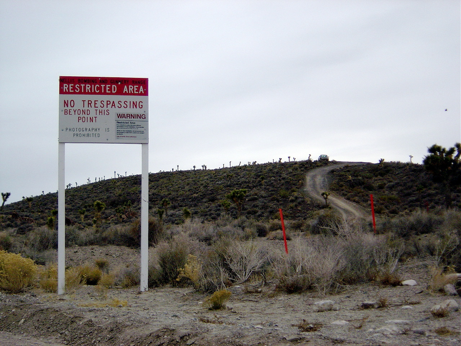 Nằm tách biệt trên một vùng sa mạc rộng lớn thuộc tiểu bang Nevada, Vùng 51 (Area 51) là căn cứ quân sự tối mật của Mỹ được canh gác vô cùng nghiêm ngặt và gắn liền với những đồn đoán về  người ngoài hành tinh.