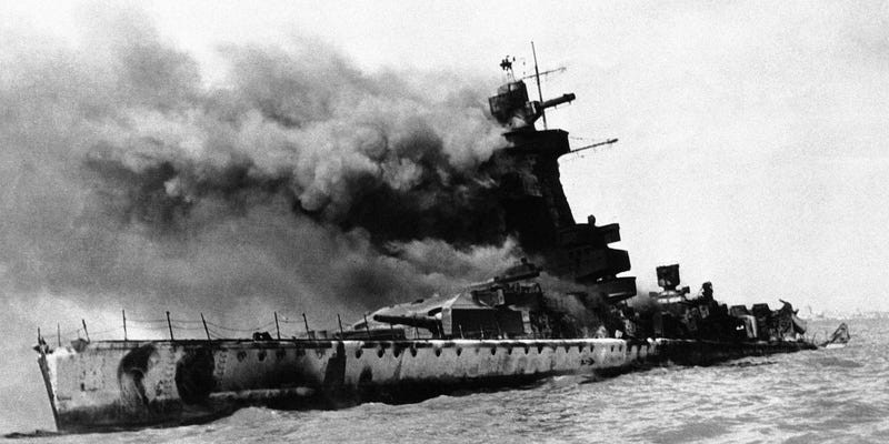 Khi Chiến tranh thế giới 2 nổ ra vào tháng 9/1939, Graf Spee -  tàu chiến Đức quốc xã đang làm nhiệm vụ tuần tra ở Đại Tây Dương. Graf Spee có lượng giãn nước tới 16.000 tấn và được trang bị hải pháo cỡ nòng 279 mm. Đây là một trong những tàu chiến đầu tiên sử dụng hoàn toàn động cơ diesel.