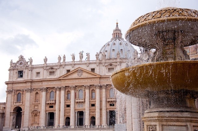 Văn khố bí mật hay còn gọi Mật khố,  Thư viện mật của Vatican lưu giữ những tài liệu, thư tịch quý giá và cổ xưa có niên đại lên tới hàng nghìn năm.