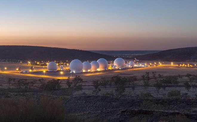 Nằm giữa vùng sa mạc hẻo lánh của Australia, cơ sở Quốc phòng Pine Gap mang mật danh RAINFALL của Mỹ được bảo vệ rất nghiêm ngặt. Những người làm việc tại  căn cứ tình báo khi ra vào phải mang thẻ an ninh.