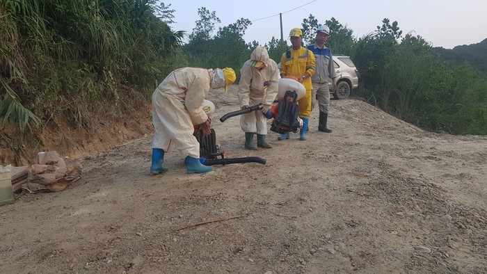 Nước máy Hà Nội bốc mùi lạ: Khử trùng khu vực đổ dầu thải bằng "vi sinh ăn dầu"