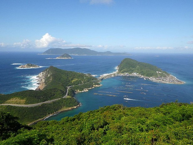 Năm 2017,  hòn đảo thiêng Okinoshima của Nhật Bản được UNESCO công nhận là di sản thiên nhiên và văn hóa thế giới. Rộng khoảng 700 m2, Okinoshima được coi là đất thiêng của Thần đạo Shinto.