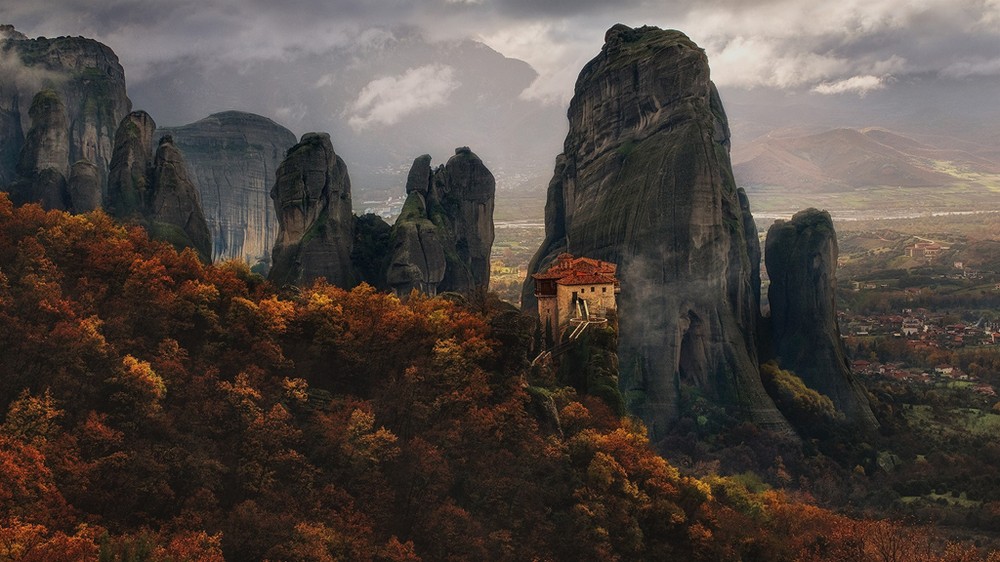 Meteora là  nhóm tu viện được thành lập trên đỉnh các khối đá thẳng đứng trong thung lũng sông Pineios ở đồng bằng Thessaly, Kalambaka, Hy Lạp. Các tu viện được xây dựng trên độ cao trung bình 300 m. Một vài tu viện có thể trên độ cao 550 m. Các khối đá tự nhiên được hình thành khoảng 60 triệu năm trước, có hình thù đa dạng. Ảnh: Spotlight.it-notes.ru.