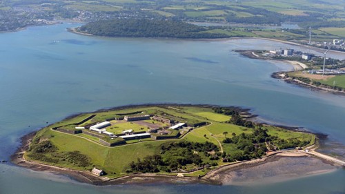 Còn được gọi là "Alcatraz của Ireland",  hòn đảo nổi tiếng thế giới Spike từng là căn cứ quân sự của Vương quốc Anh trong thế kỷ 18.