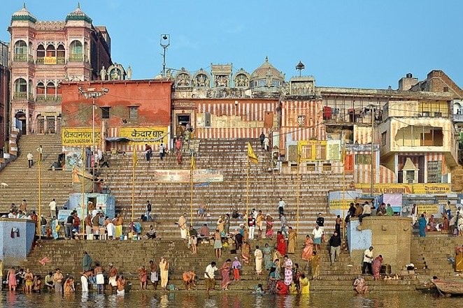 Varanasi nằm bên bờ sông Hằng ở bang Uttar Pradesh, miền bắc Ấn Độ là một trong những  thành phố cổ xưa nhất thế giới. Đây là thành phố linh thiêng của các tín đồ Hindu giáo.