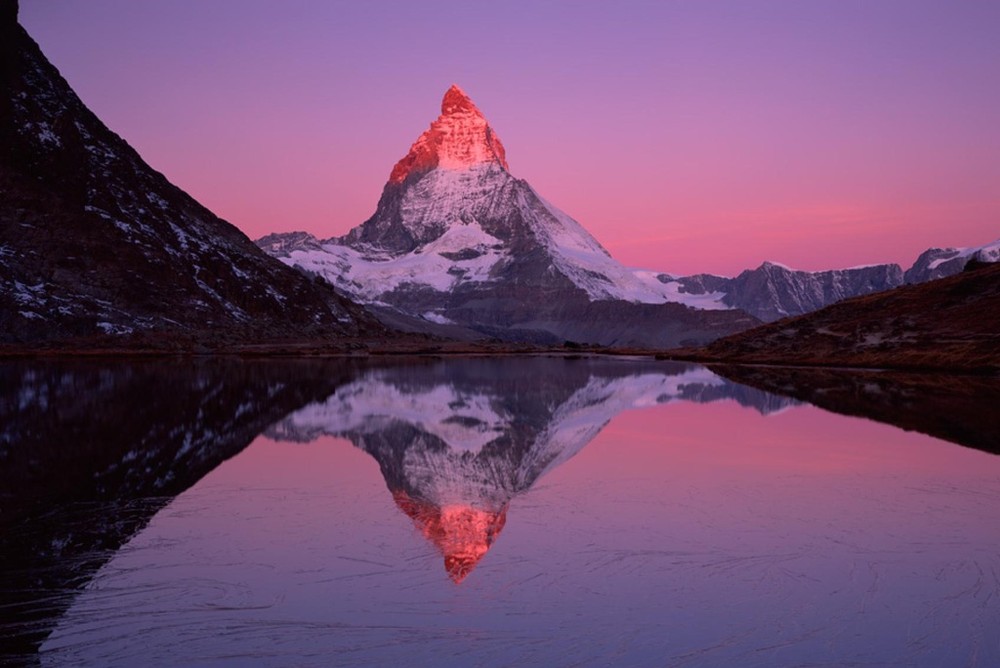 Núi Matterhorn (biên giới Thụy Sĩ - Italy): Không phải là đỉnh núi cao nhất trong dãy Alps nhưng Matterhorn sở hữu khung cảnh đẹp hiếm nơi khác có. Nằm trên biên giới Thụy Sĩ - Italy, ngọn núi hình kim tự tháp này là điểm đến có sức hút lạ kỳ. Với độ cao hơn 4.478 m so với mực nước biển, Matterhorn là một trong những đỉnh núi cao nhất Thụy Sĩ. Sườn núi Matterhorn dốc đứng. Vì vậy, việc leo núi có thể khó khăn.