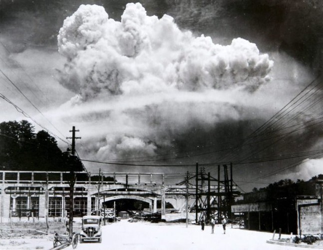 Vào ngày 6/8/1945, Mỹ ném quả  bom nguyên tử đầu tiên xuống thành phố Hiroshima của Nhật Bản. Ba ngày sau, quân đội Mỹ ném bom hạt nhân thứ hai xuống thành phố Nagasaki.