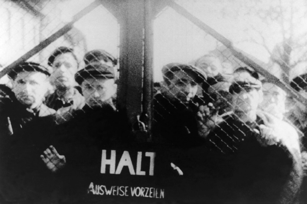 Kể từ khi đi vào hoạt động,  trại tử thần Auschwitz của Hitler là nơi tàn sát hơn 1,1 triệu người. Vào ngày 17/1/1945, quân đội Liên Xô tiến hành giải phóng trại tập trung khét tiếng này. Trong ảnh là nhiều tù nhân đứng ở cổng trại tập trung Auschwitz khi binh sĩ Liên Xô tiến vào.