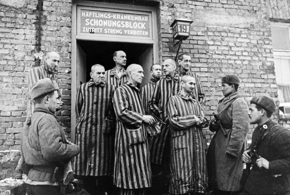  Trại tử thần Auschwitz được mệnh danh là "địa ngục trần gian" khi phát xít Đức tàn sát đẫm máu hơn 1 triệu tù nhân, chủ yếu là người Do Thái kể từ khi Hitler lên nắm quyền cho đến đầu năm 1945.