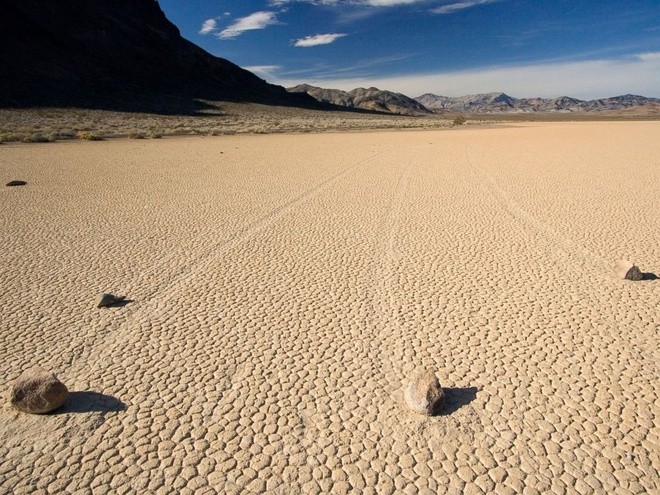 Lòng hồ khô cạn Racetrack Playa thuộc Vườn quốc gia Thung lũng chết, Mỹ, trở thành điểm đến nổi tiếng trong giới khoa học khi là nơi xảy ra một hiện tượng bí ẩn. Đó là những  hòn đá ''có chân chạy''.