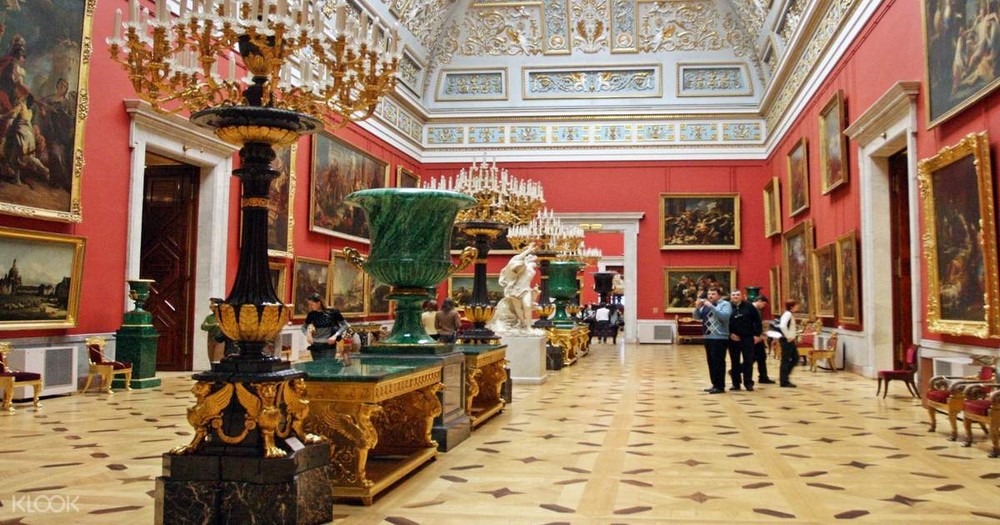 Nằm ở thành phố St. Petersburg,  bảo tàng Hermitage của Nga nổi tiếng thế giới với hàng trăm năm lịch sử. Nơi đây nằm trong quần thể Cung điện Mùa đông, mở cửa từ năm 1852 và trưng bày hơn 3 triệu tác phẩm nghệ thuật giá trị.