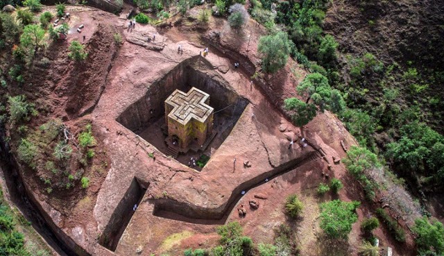 Thành phố Lalibela ở Ethiopia hấp dẫn du khách với nhà thờ Thánh George. Đây là  nhà thờ hình cây thánh giá có kiến trúc vô cùng độc đáo.