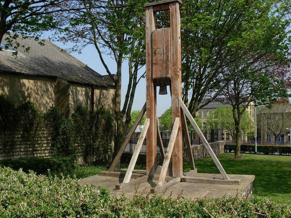 Thành phố Halifax ở West Yorkshire, Anh là nơi lưu giữ một bản sao cỗ  máy chém có tên Halifax Gibbet. Đây là một hình cụ tử hình phạm nhân được đánh giá là tàn khốc.