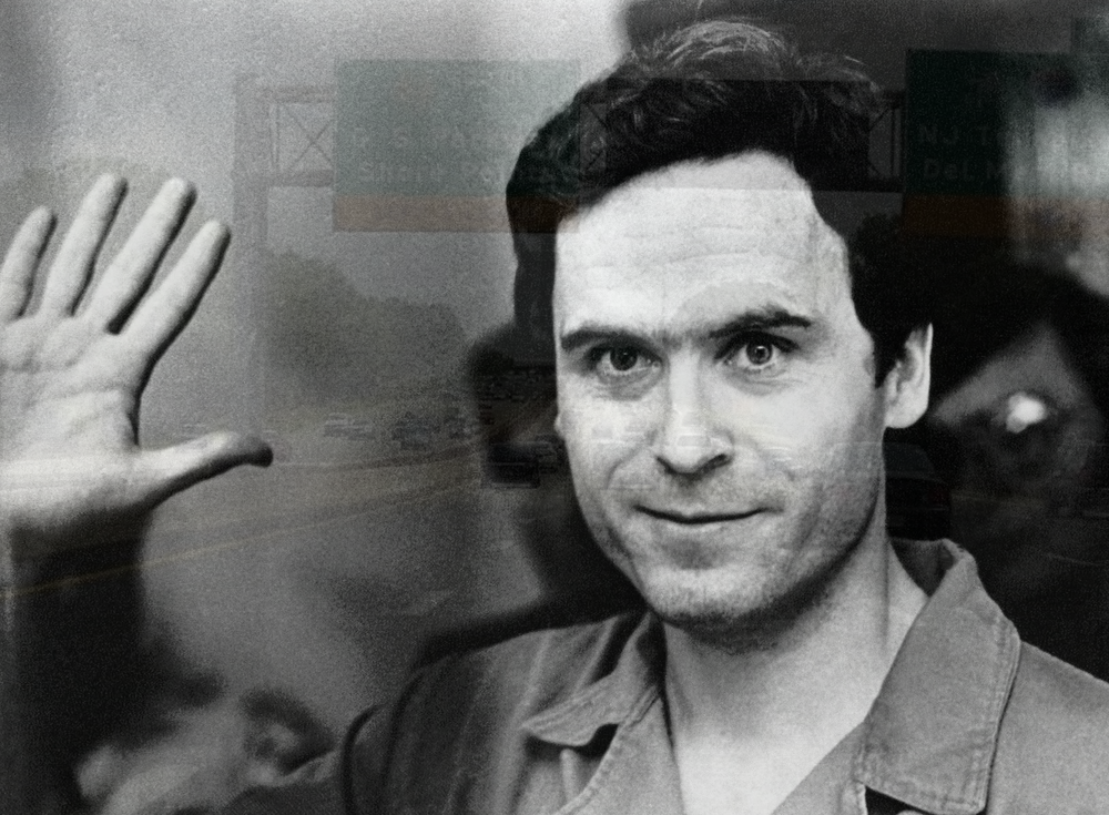 Gã  sát nhân hàng loạt Ted Bundy khét tiếng dư luận Mỹ khi giết hại hơn 30 cô gái vào những năm 1970. Hắn được xem là kẻ giết người điển trai nhất nước Mỹ, thông minh và có học vấn.