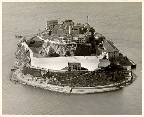 Alcatraz là  nhà tù kiên cố bậc nhất nước Mỹ còn được biết đến với tên gọi khác là “The Rock” (Tảng đá).