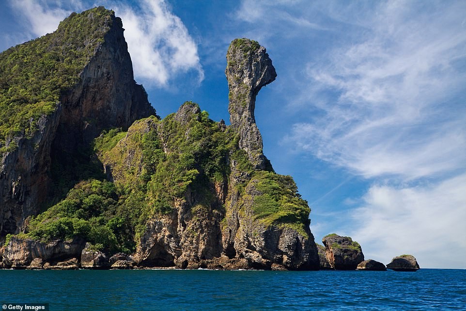 Nằm trong quần đảo Poda, tỉnh Krabi, đảo Koh Kai là địa điểm du lịch nổi tiếng Thái Lan. Một trong những nguyên nhân là vì  hòn đảo mang hình dáng con gà.