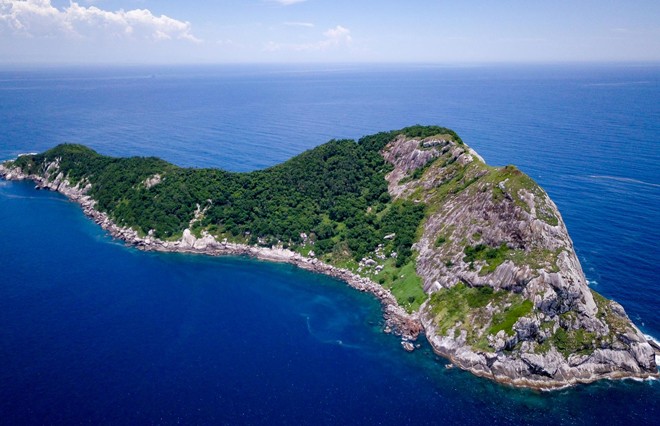 Nằm cách trung tâm thành phố Sao Paulo ngoài khơi bờ biển Brazil khoảng 33 km, đảo Ilha da Queimada Grande hay còn gọi là đảo Rắn. Tên gọi này xuất phát từ việc  hòn đảo toàn rắn độc.