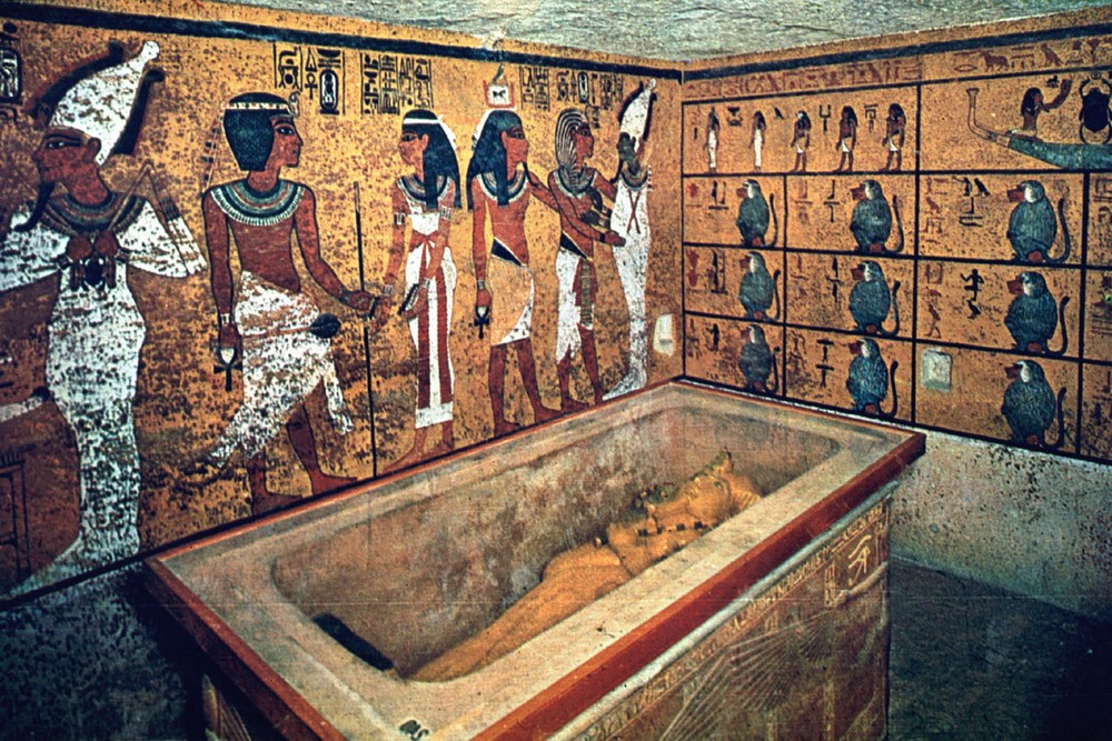 Tutankhamun là  pharaoh nổi tiếng Ai Cập lên ngôi khi từ 9 tuổi. Ông trị vì đất nước trong 10 năm trước khi băng hà. Ông được chôn cất trong lăng mộ tại thung lũng của các vị Vua.