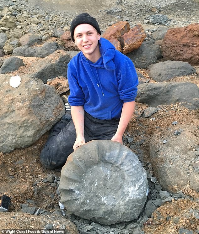 Sinh viên đại học Jack Wonfor (19 tuổi) và Theo Vickers (21 tuổi), sáng lập viên tổ chức Wight Coast Fossils, mới gây xôn xao dư luận khi tìm thấy  vỏ hóa thạch 115 triệu tuổi, nặng gần 100 kg.