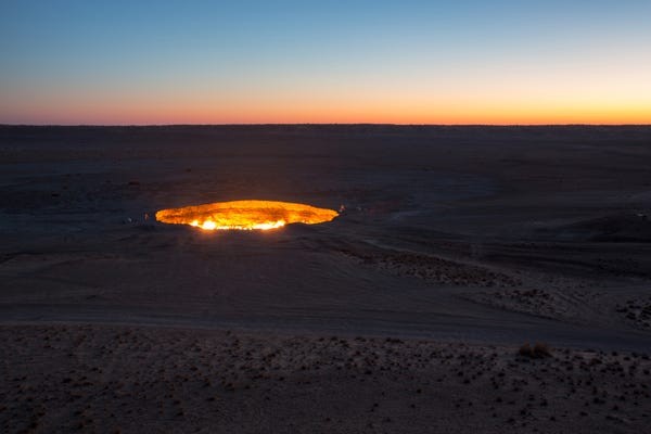 Miệng núi lửa Darvaza còn được biết đến với tên gọi " cổng địa ngục" (Gates of Hell) hay "cánh cổng dẫn tới địa ngục" (Door to Hel) trở thành địa điểm du lịch hấp dẫn ở sa mạc Karakum, Turkmenistan do xảy ra một hiện tượng vô cùng đặc biệt.