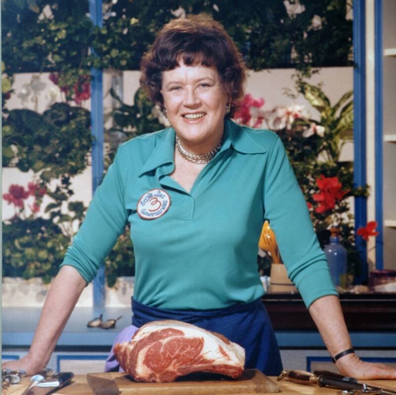 Trước khi trở thành đầu bếp nổi tiếng ở Mỹ, Julia Child từng làm  nữ điệp viên cho CIA từ năm 1941 - 1954. Sinh năm 1912 tại Pasadena, California, Julia (tên thật là Julia Carolyn McWilliams) sống trong gia đình gốc Anh di cư đến Mỹ vào cuối thế kỷ 19.