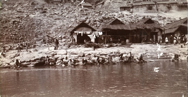 Sông Dương Tử hay còn gọi Trường Giang (nghĩa là sông dài) là sông dài nhất ở châu Á và là sông dài thứ 3 trên thế giới. Chính vì vậy, con sông này đóng vài trò quan trọng trong cuộc sống của  người dân Trung Quốc hơn 100 năm trước. Trong ảnh là nhiều nhà cửa của người dân được dựng dọc sông Dương Tử. Hàng ngày, họ giặt giũ, tắm gội tại con sông này.