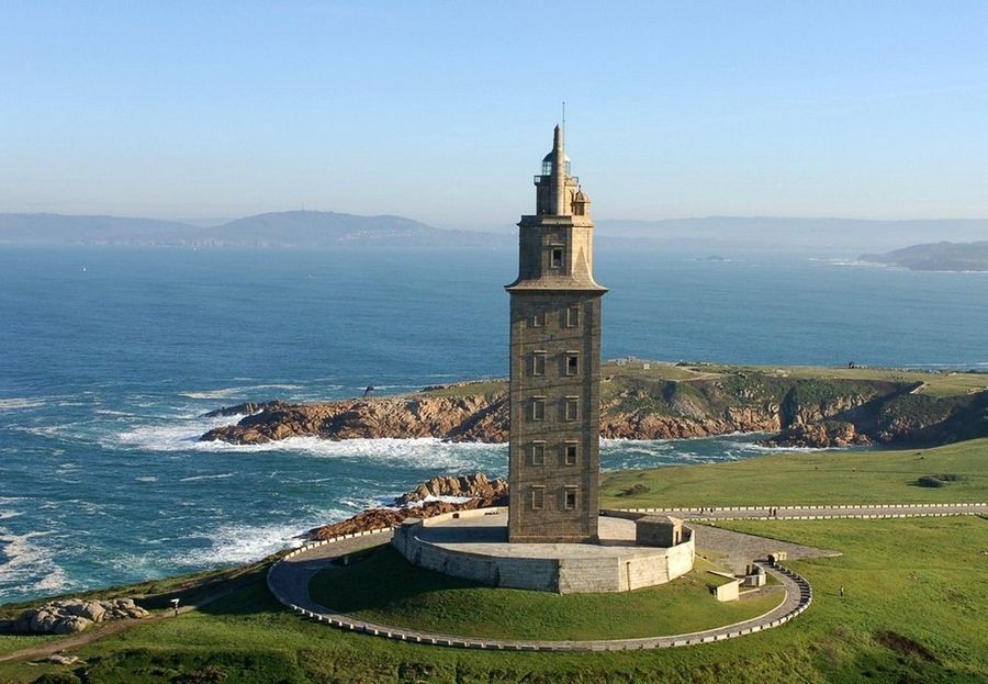 Nằm ở cảng La Coruna, Galicia, đông bắc Tây Ban Nha, tháp Hercules nổi tiếng thế giới với bề dày lịch sử và truyền thuyết có liên quan đến  người khổng lồ.